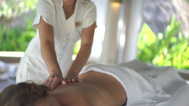 Massagem profissional realizada com cuidado e respeito