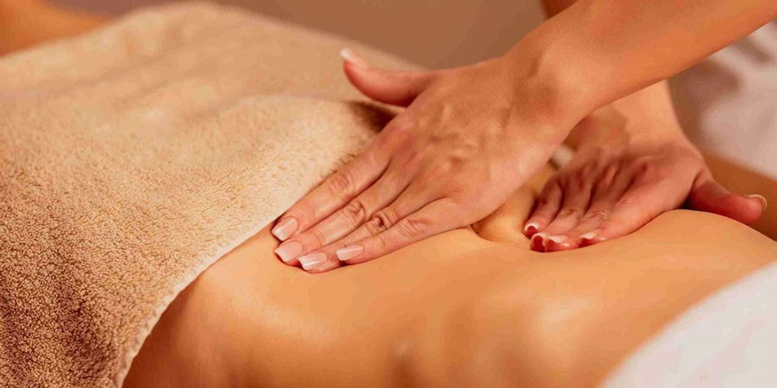 Massagem modeladora aplicada na região abdominal