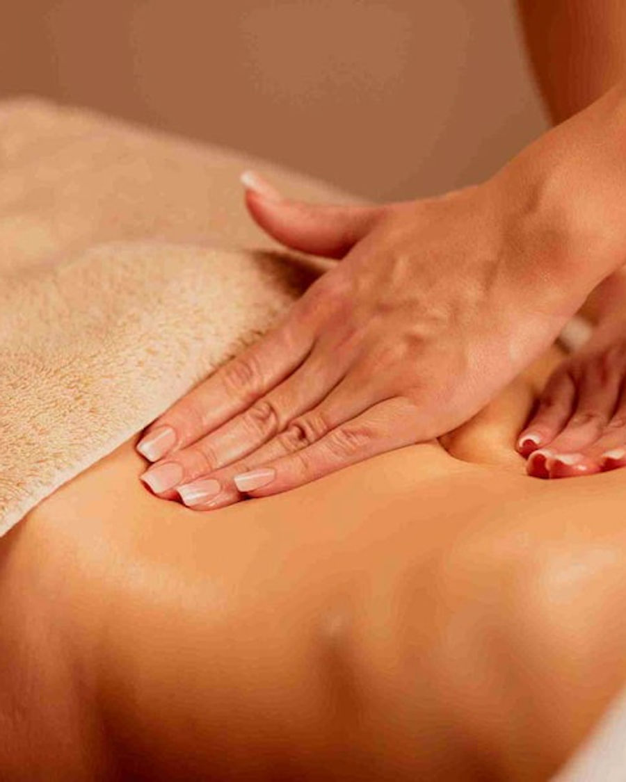 Massagem modeladora aplicada na região abdominal