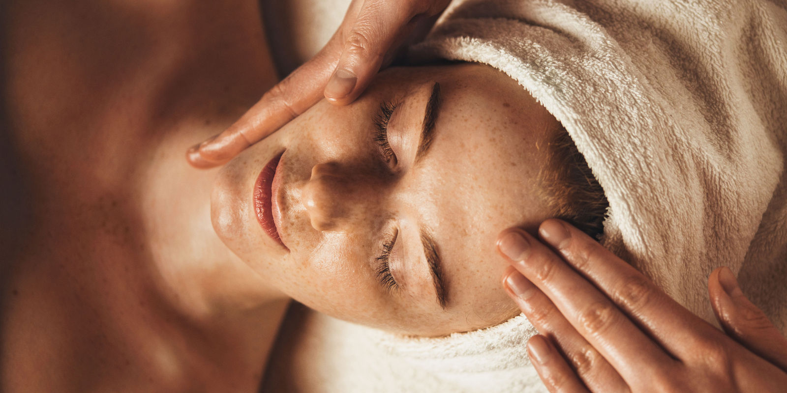 Massagem relaxante aplicada na região da cabeça e do rosto