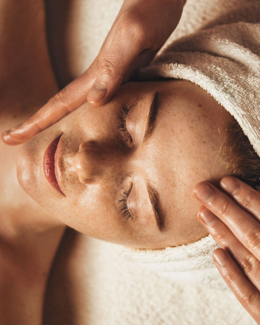 Massagem relaxante aplicada na região da cabeça e do rosto
