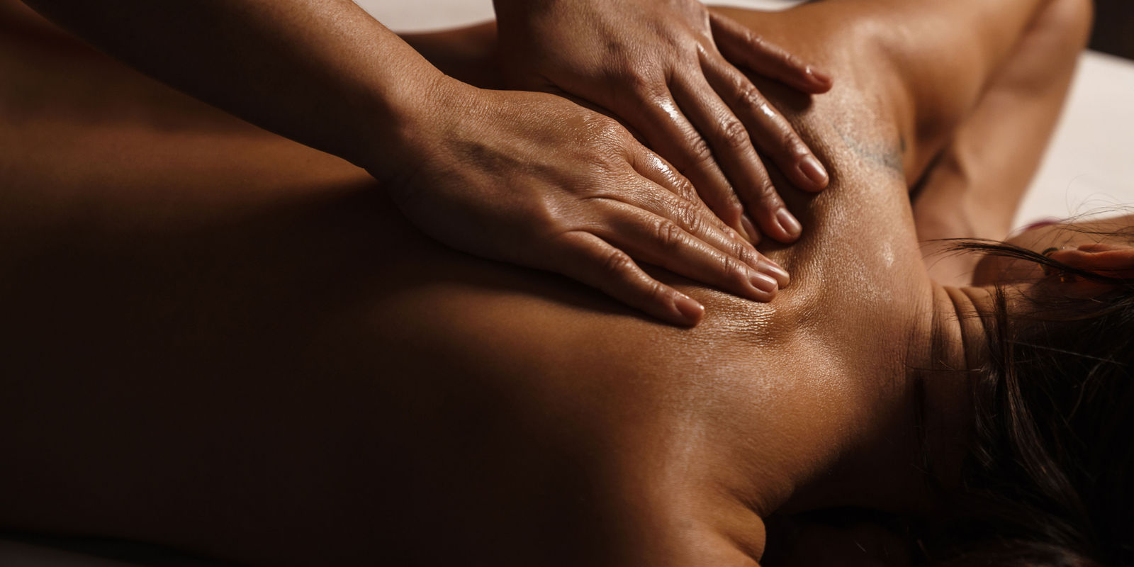 Terapeuta aplicando massagem terapêutica nas costas