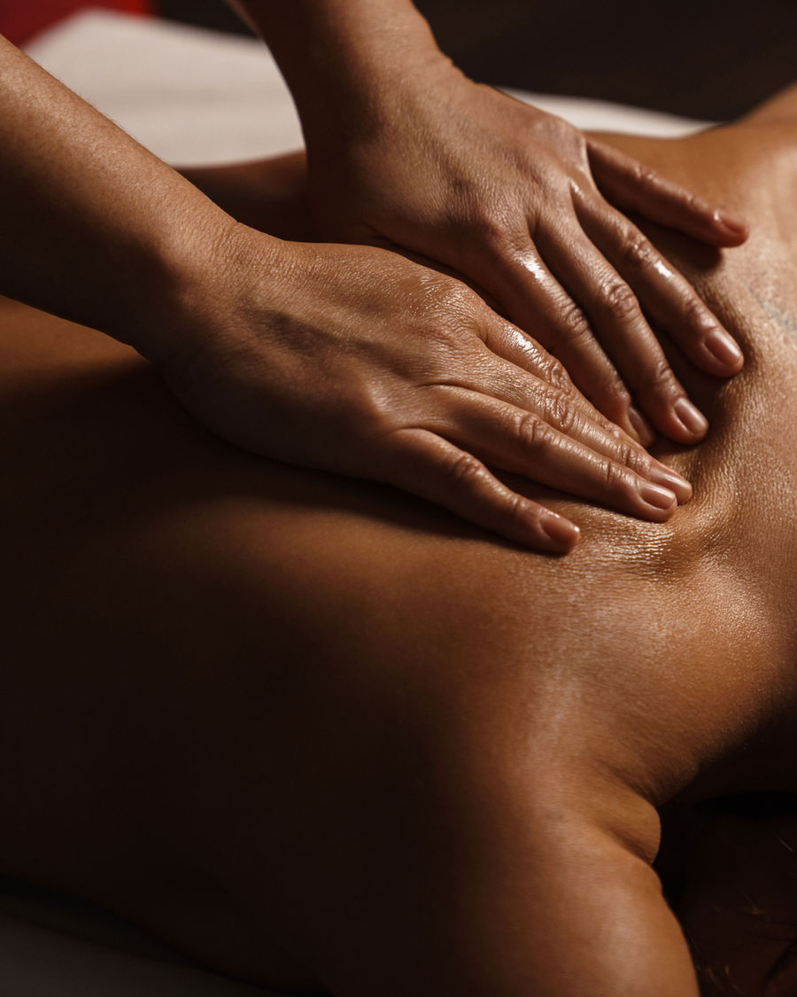 Terapeuta aplicando massagem terapêutica nas costas