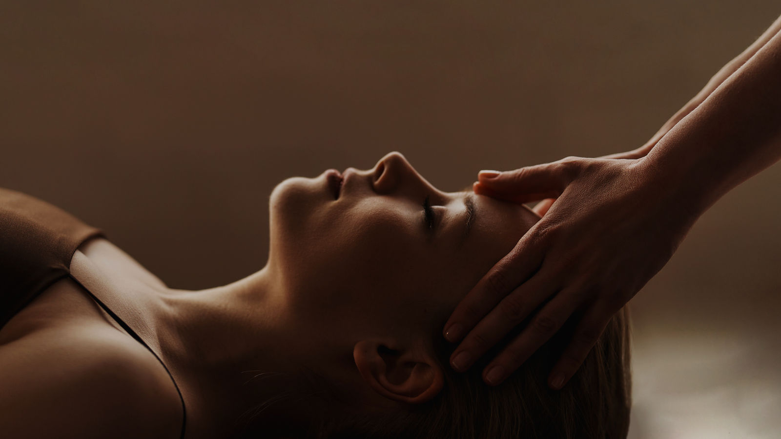 Massagem relaxante aplicada na face e na região cervical