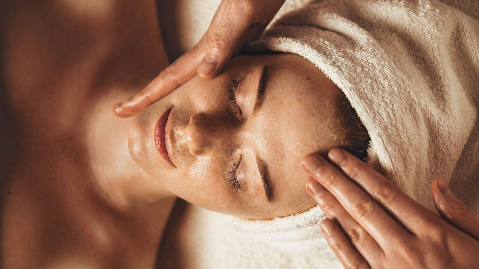 Cuidado facial durante experiência de home spa